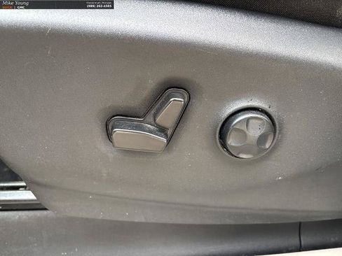 Used 2023 Chrysler Pacifica Limited FWD image 18