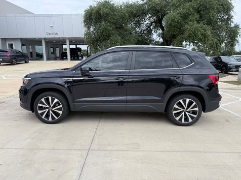 Used 2023 Volkswagen Taos SE FWD image 3