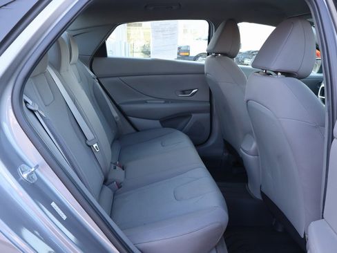 Used 2021 Hyundai Elantra SE image 24