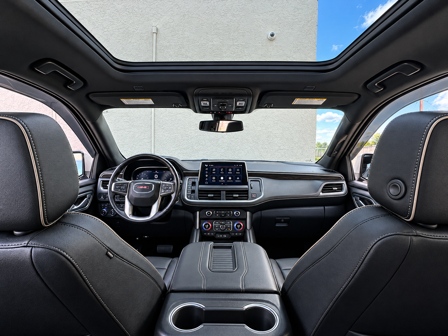 Used 2022 GMC Yukon XL SLT w/ SLT Luxury Package AWD/4WD image 2