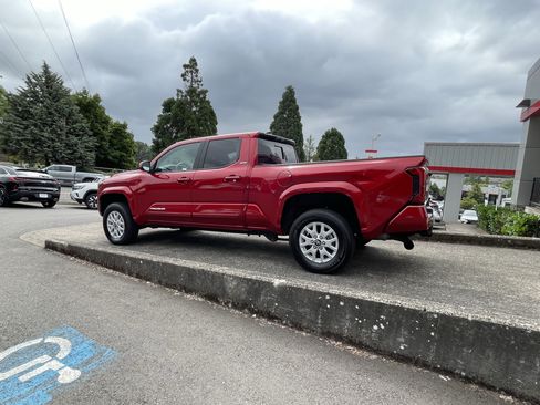 Certified 2025 Toyota Tacoma SR5 AWD/4WD image 5