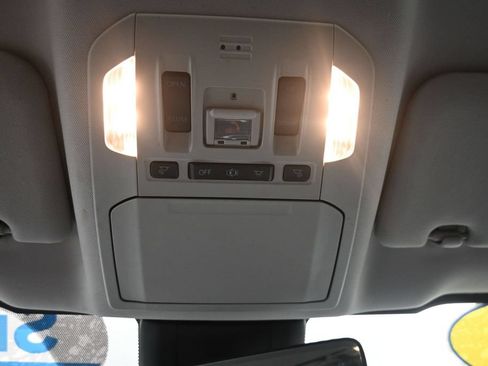 Used 2020 Toyota Highlander XLE AWD/4WD image 22