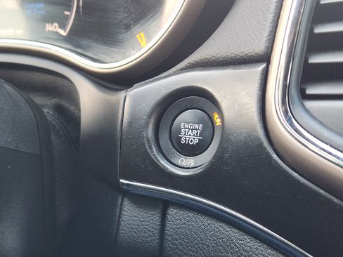 Used 2017 Jeep Grand Cherokee Limited image 25