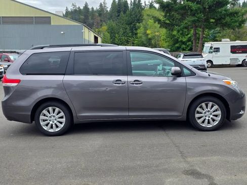 Used 2014 Toyota Sienna LE AWD/4WD image 16