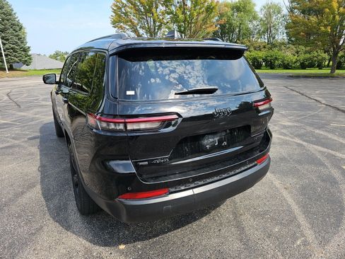 Used 2023 Jeep Grand Cherokee L Limited w/ Black Appearance Package AWD/4WD image 3