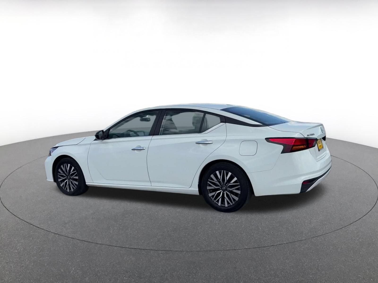 Used 2025 Nissan Altima 2.5 SV FWD image 9