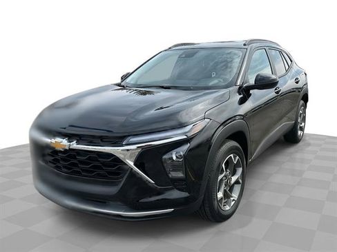 Used 2025 Chevrolet Trax LT w/ Sunroof Package image 2