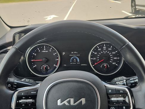 Used 2024 Kia Carnival EX FWD image 14