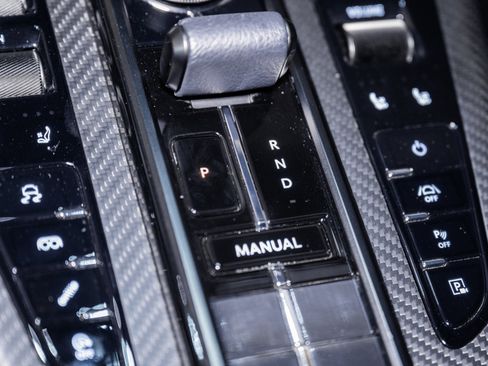 Used 2025 Aston Martin V8 Vantage Coupe image 35