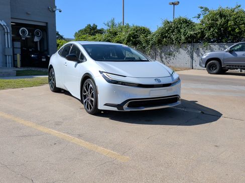 Used 2025 Toyota Prius Plug-In Hybrid FWD image 2