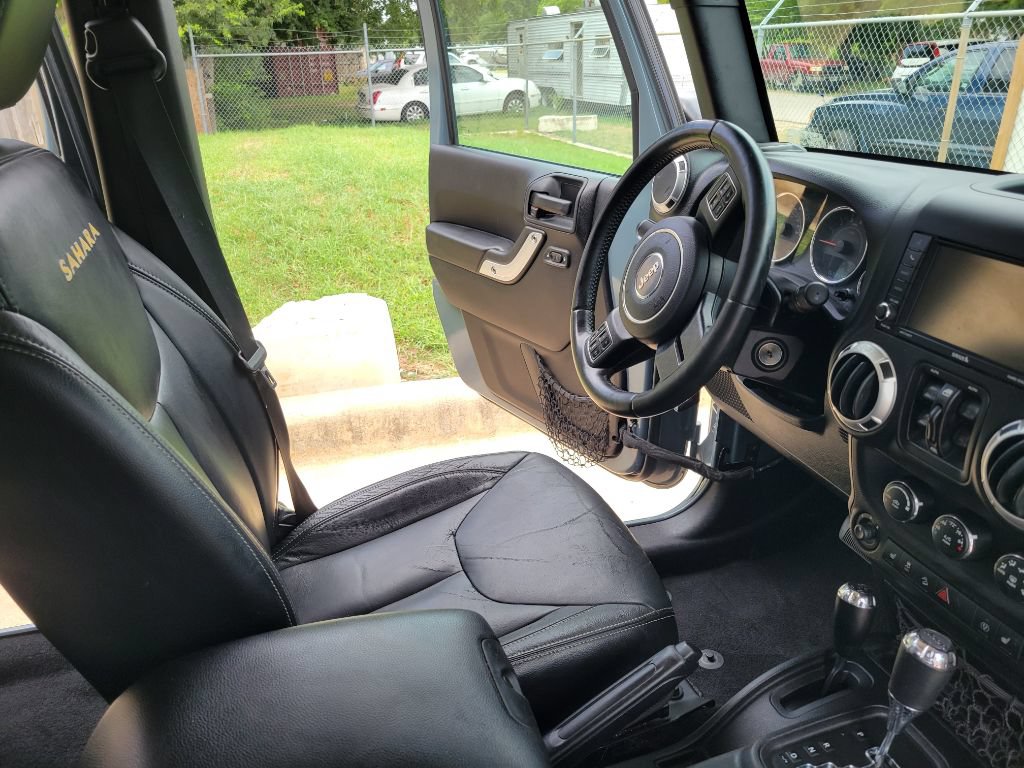 Used 2015 Jeep Wrangler Unlimited Sahara w/ Connectivity Group AWD/4WD image 13