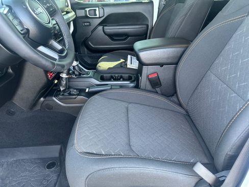 Used 2025 Jeep Gladiator Mojave w/ Convenience Group image 14