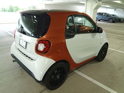 Used 2016 smart fortwo passion RWD image 5
