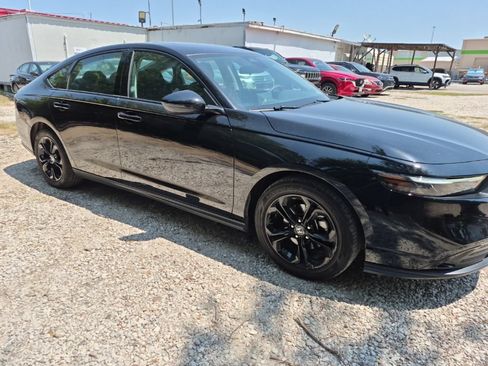 Used 2025 Honda Accord SE image 4