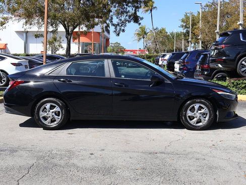 Used 2021 Hyundai Elantra SE image 15