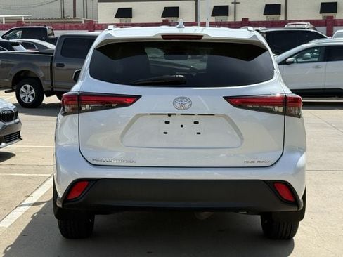 Used 2022 Toyota Highlander XLE AWD/4WD image 5