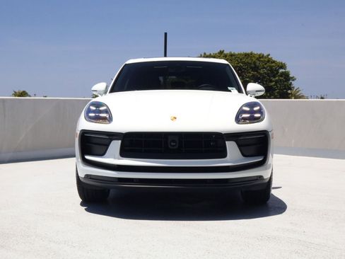 Certified 2025 Porsche Macan AWD/4WD image 6