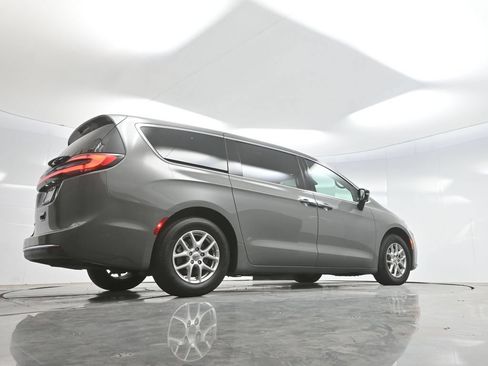 Used 2025 Chrysler Pacifica Select FWD image 68