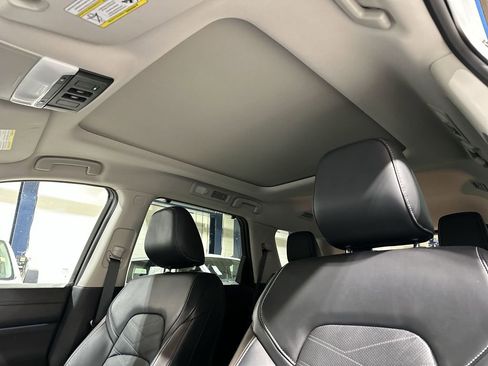 Used 2024 Nissan Pathfinder Platinum image 16