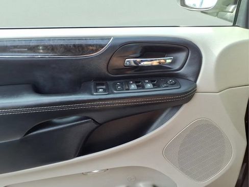 Used 2015 Chrysler Town & Country Touring-L w/ Driver Convenience Group FWD image 16