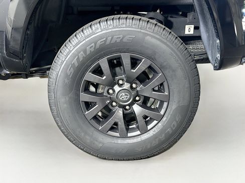 Used 2021 Toyota Tacoma SR5 RWD image 11