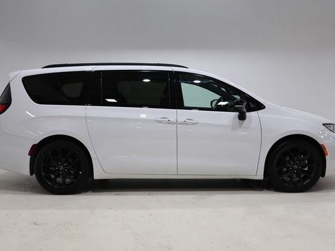 Used 2025 Chrysler Pacifica Limited FWD image 9