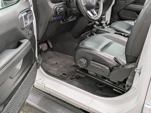 Used 2022 Jeep Wrangler Unlimited Sahara w/ Cold Weather Group image 23