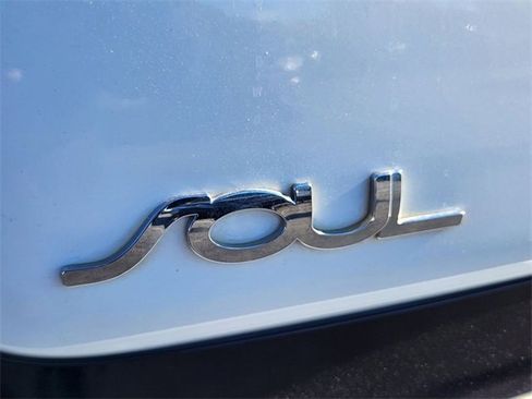 Used 2018 Kia Soul + image 10