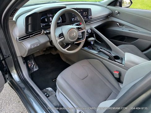 Used 2024 Hyundai Elantra SE image 2