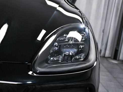 Used 2022 Porsche Cayenne Platinum Edition image 76