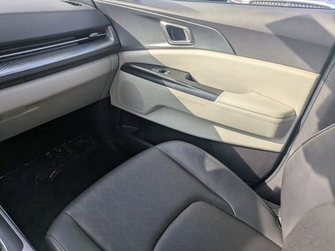 Used 2024 Kia Carnival LX image 14