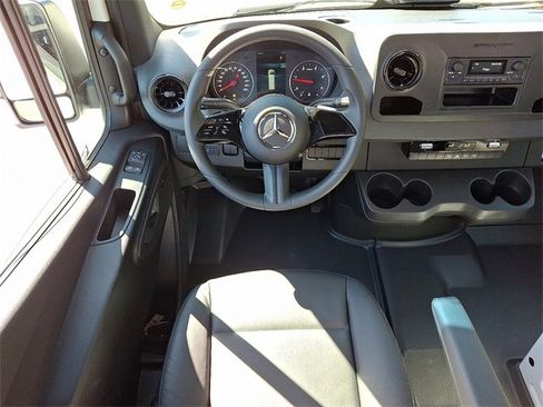 Used 2025 Mercedes-Benz Sprinter 2500 image 11