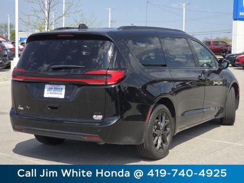 Used 2024 Chrysler Pacifica Touring-L w/ S Appearance Package image 12