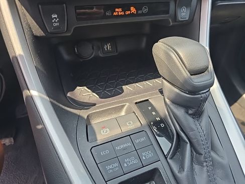 Used 2025 Toyota RAV4 XLE AWD/4WD image 16