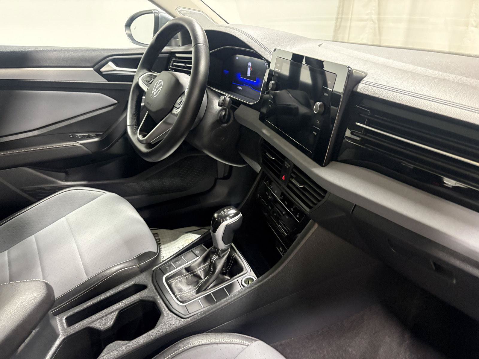 Used 2025 Volkswagen Jetta SE FWD image 25