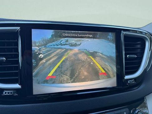 Used 2024 Chrysler Pacifica Touring-L FWD image 9