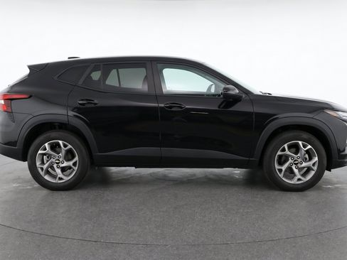 Used 2025 Chevrolet Trax LT FWD image 11