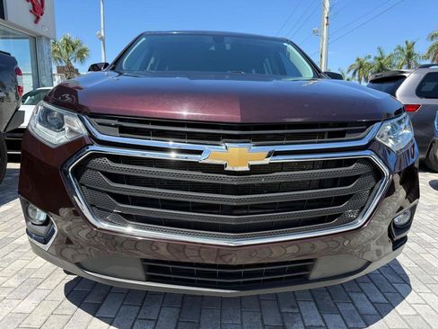 Used 2021 Chevrolet Traverse LT image 2