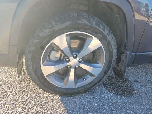 Used 2019 Jeep Cherokee Limited w/ Luxury Group image 24