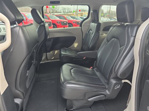 Used 2024 Chrysler Pacifica Touring-L image 15