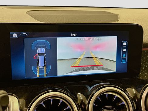 Used 2025 Mercedes-Benz GLB 250 4MATIC image 22