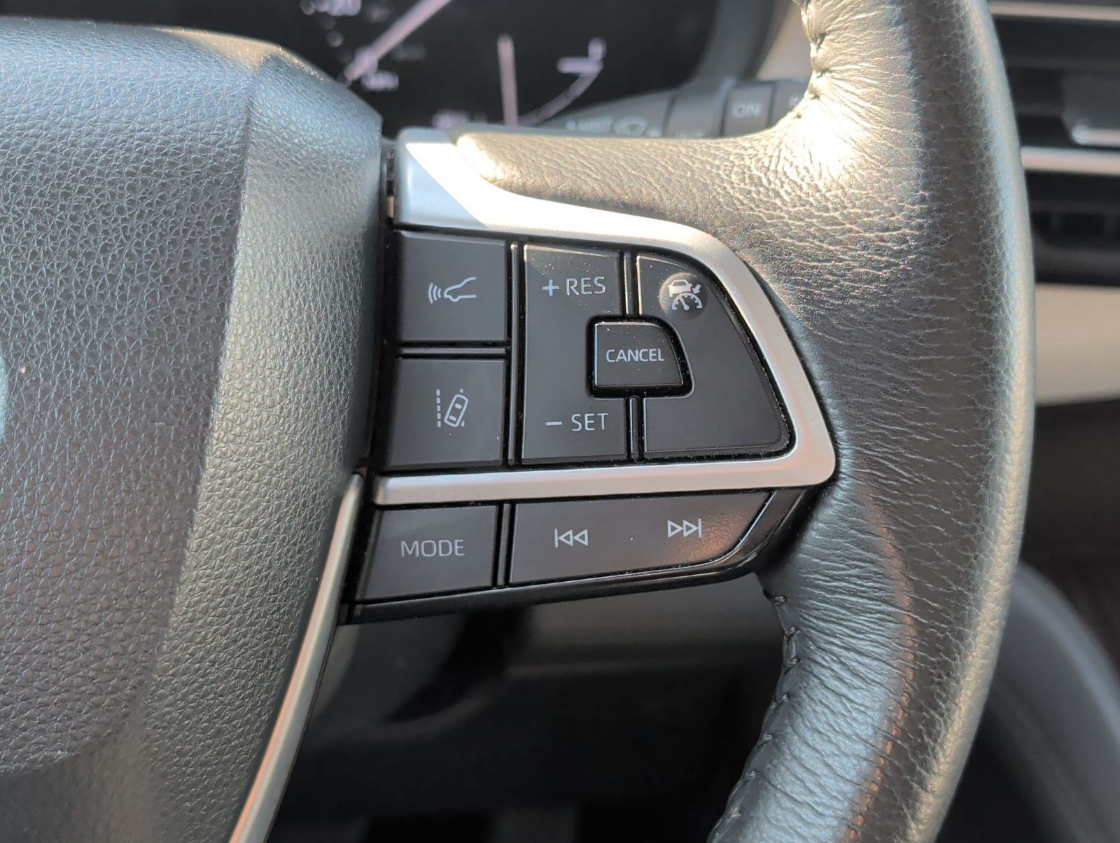 Used 2023 Toyota Sienna XLE FWD image 15