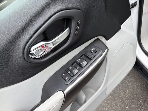 Used 2020 Jeep Cherokee Limited w/ Technology Group FWD image 15