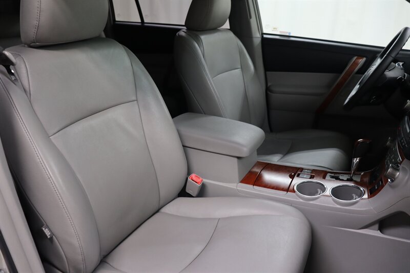 Used 2010 Toyota Highlander Limited AWD/4WD image 19