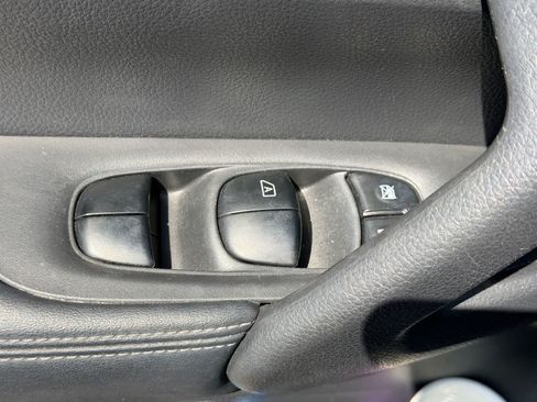 Used 2018 Nissan Rogue S FWD image 7