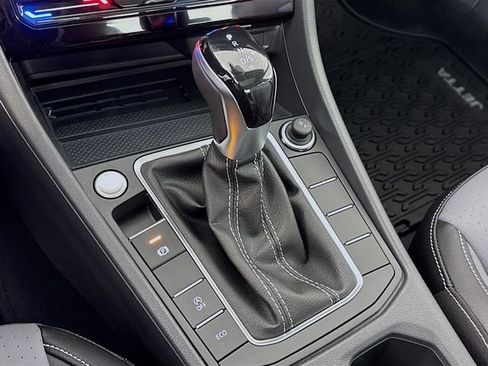 New 2026 Volkswagen Jetta SE FWD image 18