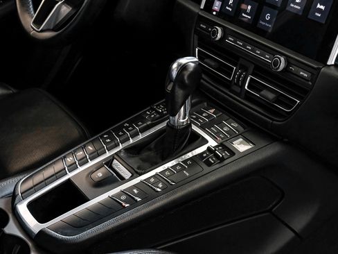 Used 2020 Porsche Macan AWD/4WD image 23