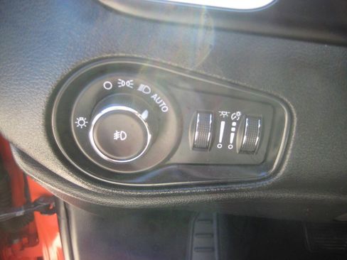 Used 2019 Jeep Renegade Latitude w/ Cold Weather Group image 15