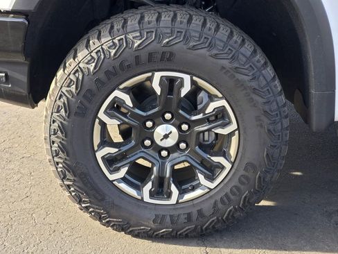 Used 2025 Chevrolet Silverado 1500 ZR2 image 9