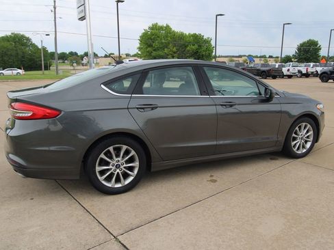 Used 2017 Ford Fusion SE w/ Fusion SE Technology Package FWD image 5
